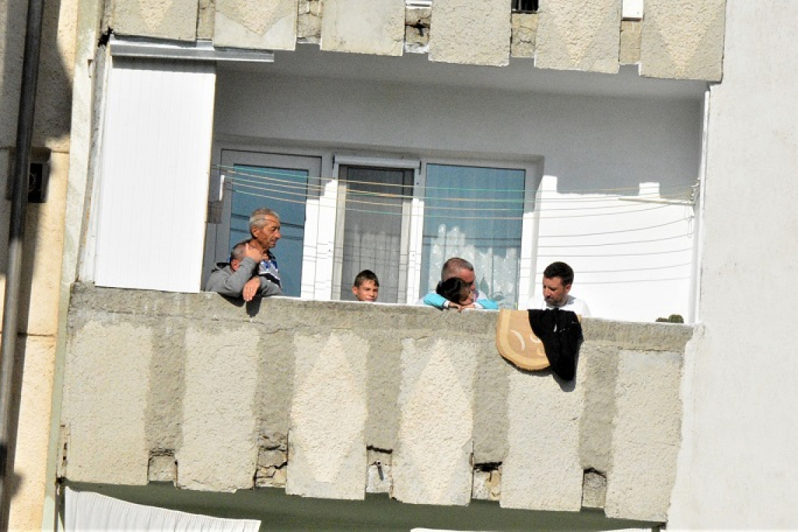 Pasiunea pentru fotbal nu are limite: Suporter din balcon!