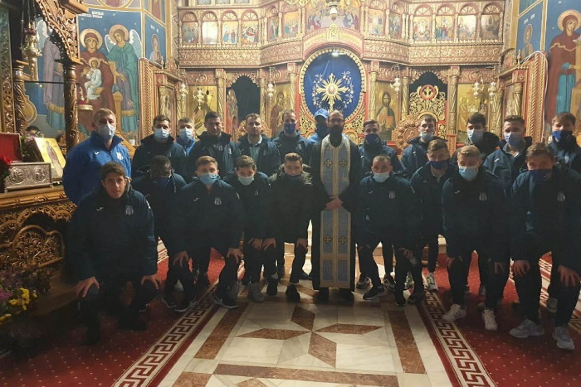 Din teren la biserică: Fotbaliștii Hușanei binecuvântați de preoți!