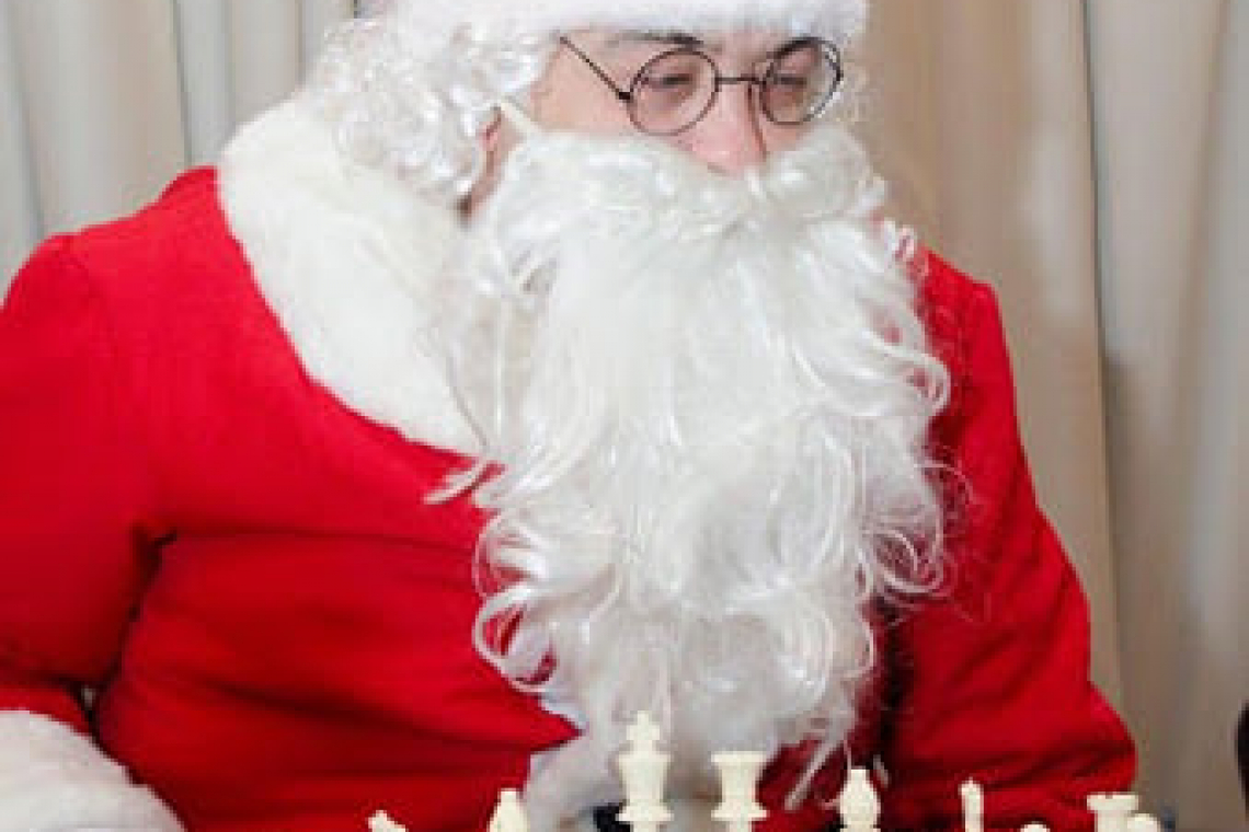 Moș Crăciun i-a provocat la șah pe copiii de la Gambit Huși