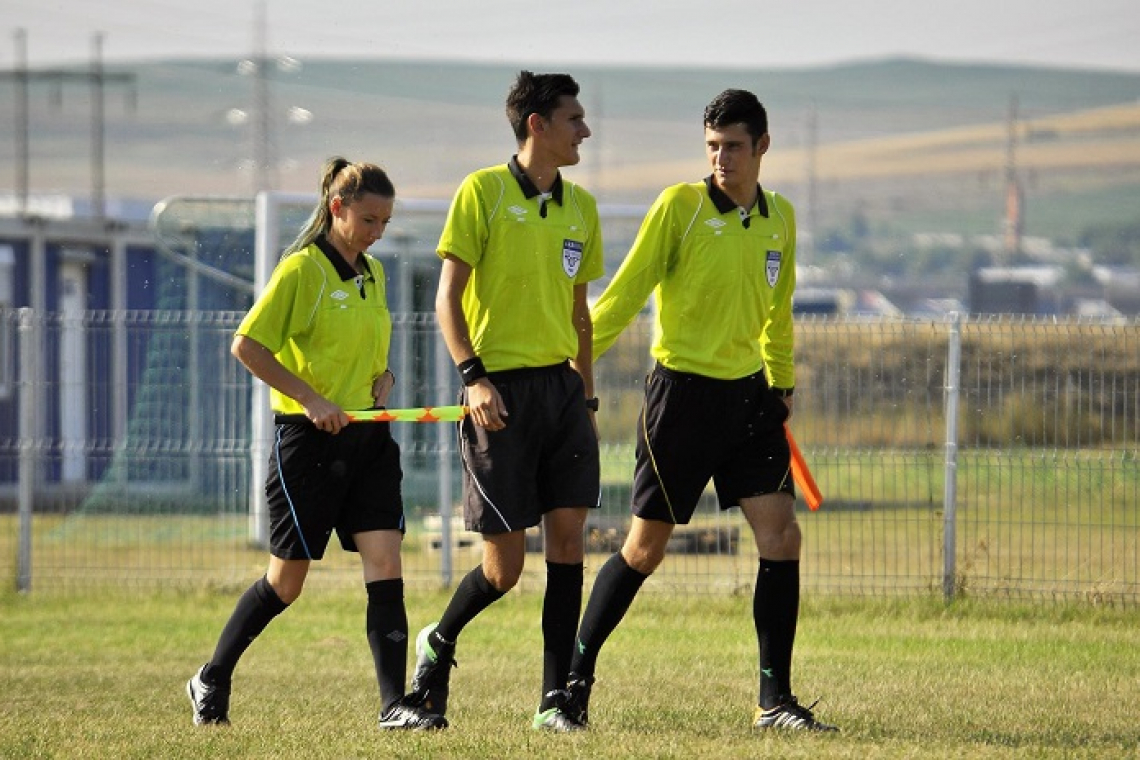 Hușana va fi arbitrată la linie de două femei!