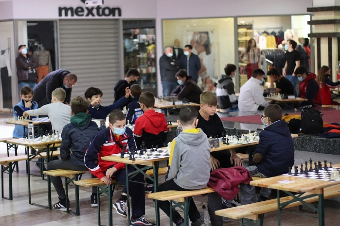 Copiii din Stănilești și Râșești vor învăța șah de la Gambit Huși