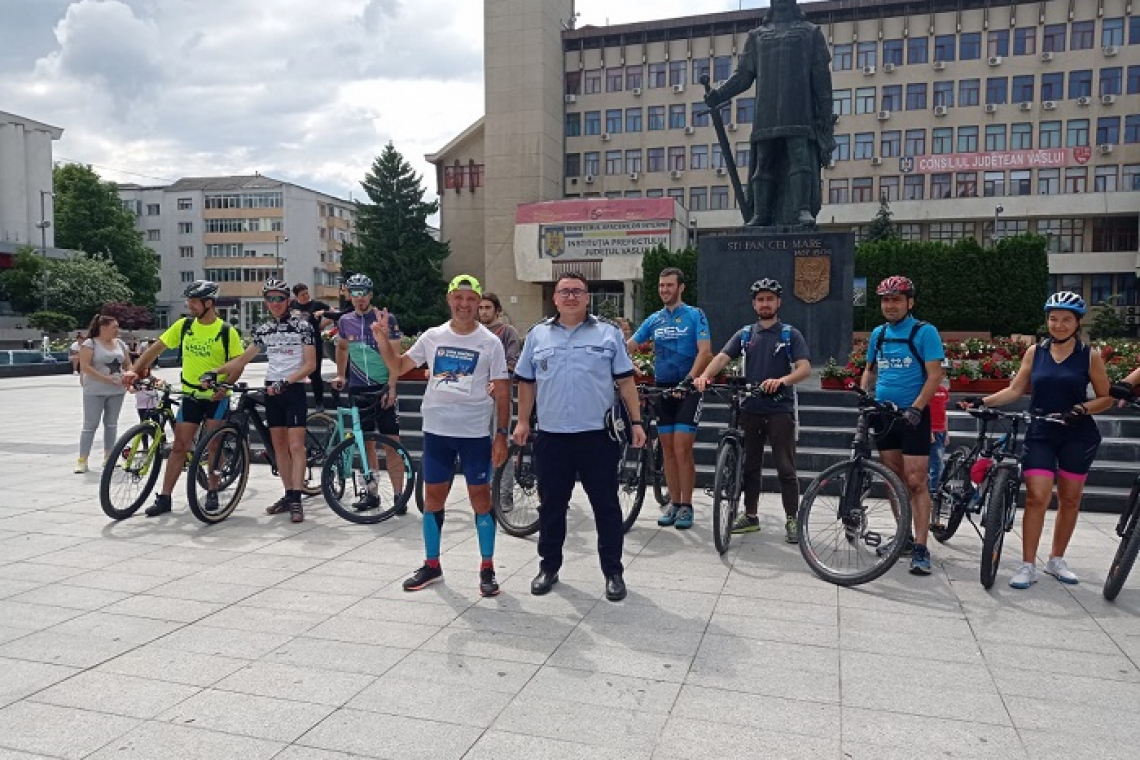 Polițistul-maratonist Dănuț Cernat a ajuns la Vaslui! Acesta a plecat în Turul României în pași de alergare!
