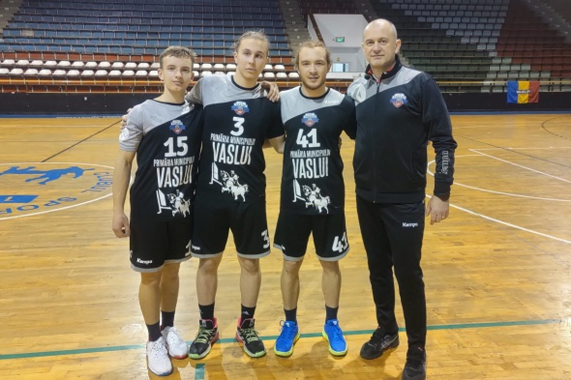 Trei handbaliști juniori 2 de la LPS Vaslui au debutat la seniori