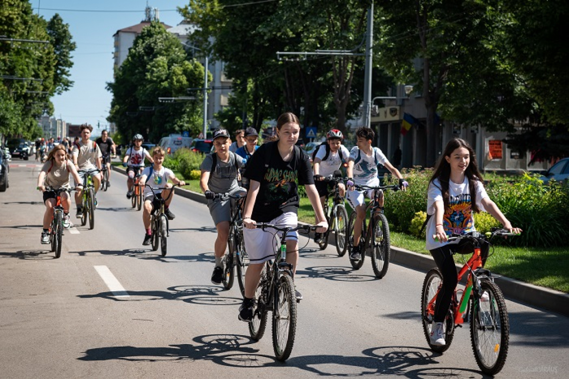 Zeci de bicicliști au participat la un important eveniment al anului, „Vasluiul Pedalează”