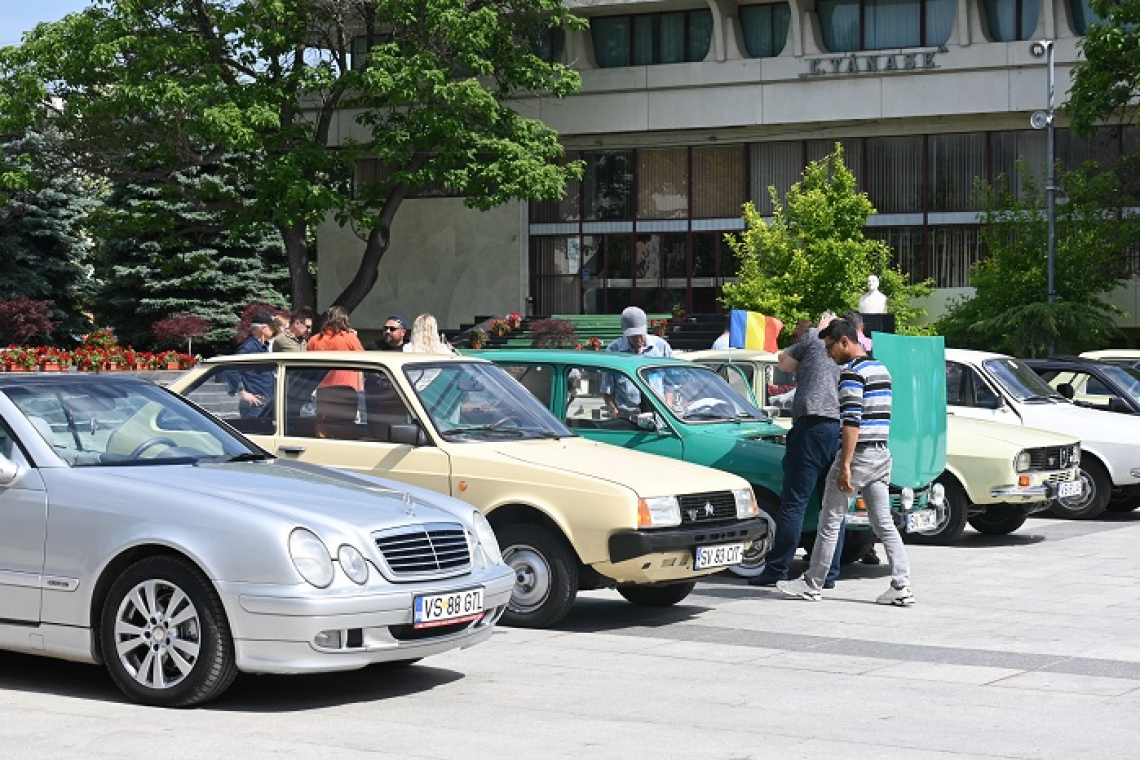 Bijuteriile strălucitoare ale trecutului auto au făcut senzație la Vaslui