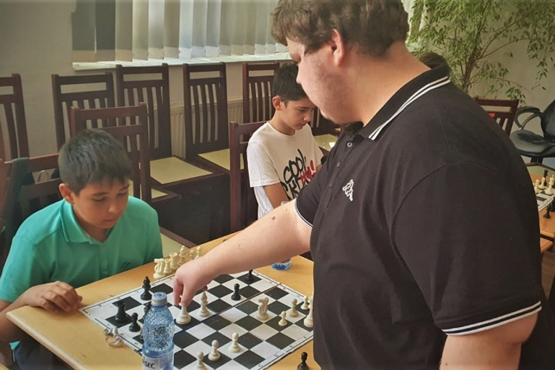 Simultan și șah orb cu Candidatul de Maestru Ștefan Emilian Prisacaru