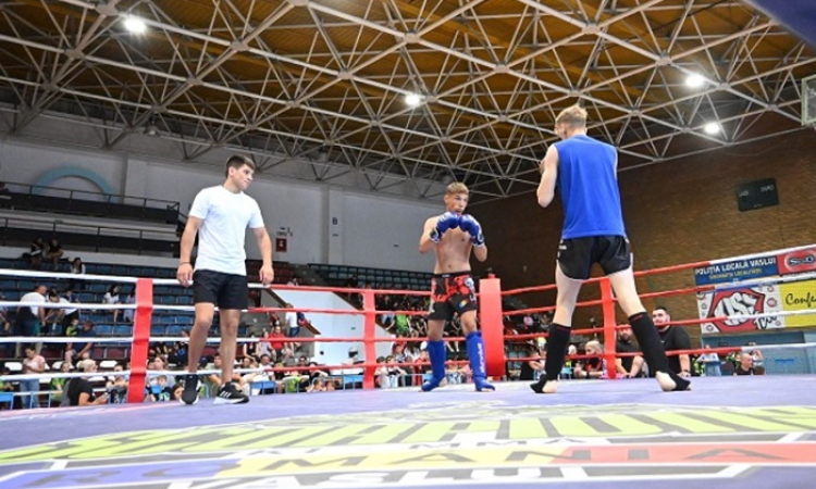 Aproape 200 de tineri kick-boxeri se întâlnesc la Vaslui, la Cupa „Podul Înalt” la K1
