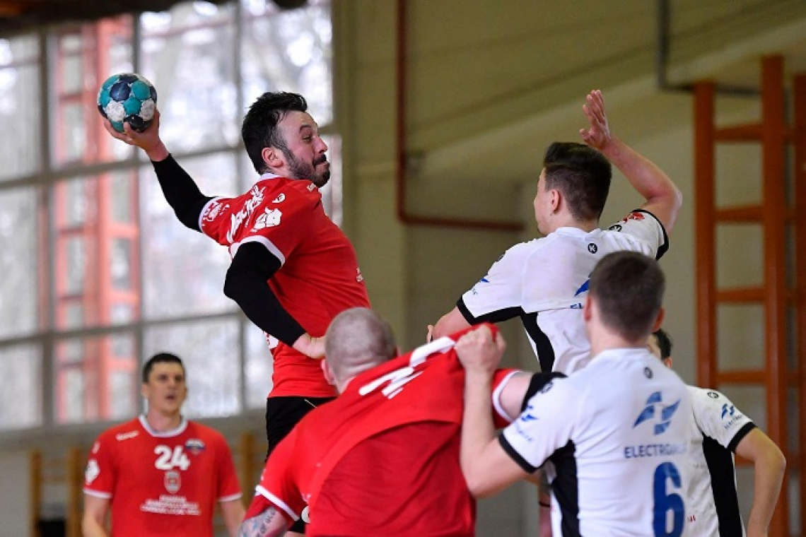 Trei din trei: CSM Vaslui-CSM Reșița 37-33 (19-17)!