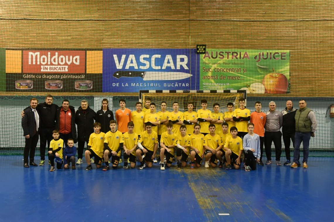 Selecționerul Xavier Pascual, în mijlocul juniorilor 3 de la LPS Vaslui 