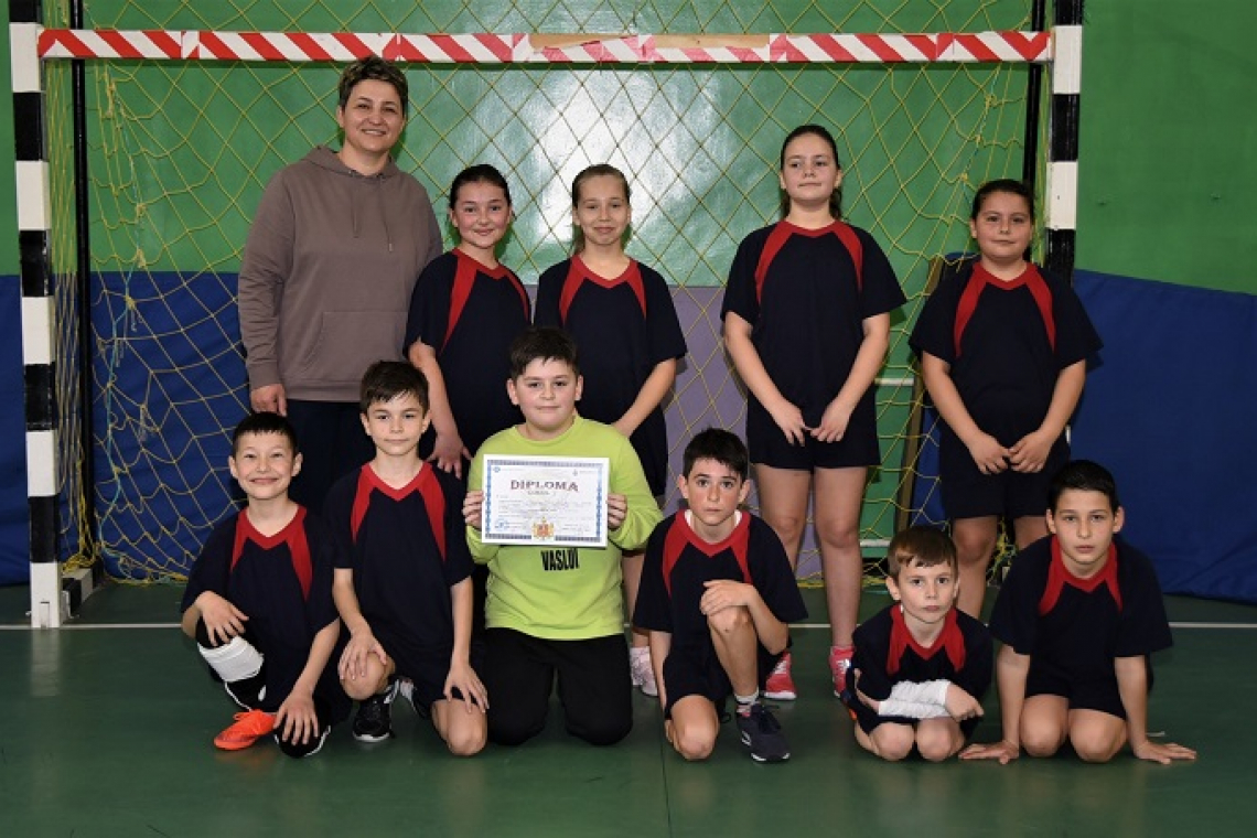 Școala ”Mihail Sadoveanu” Vaslui a câștigat faza județeană a ONSS la minihandbal