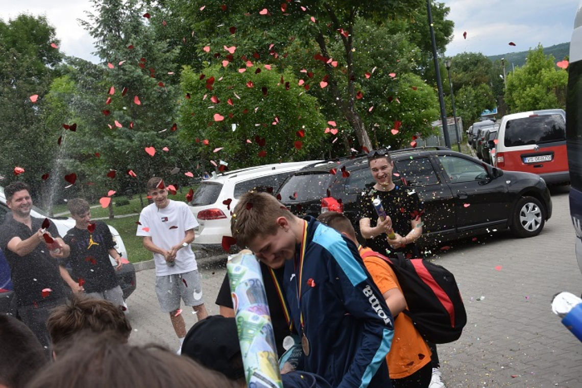 FOTO&VIDEO / Puștii de la LPS Vaslui primiți ca niște adevărați eroi!