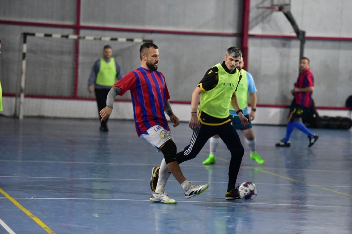 Părinții au luat locul copiilor și s-au luptat pentru marele trofeu la fotbal în sală