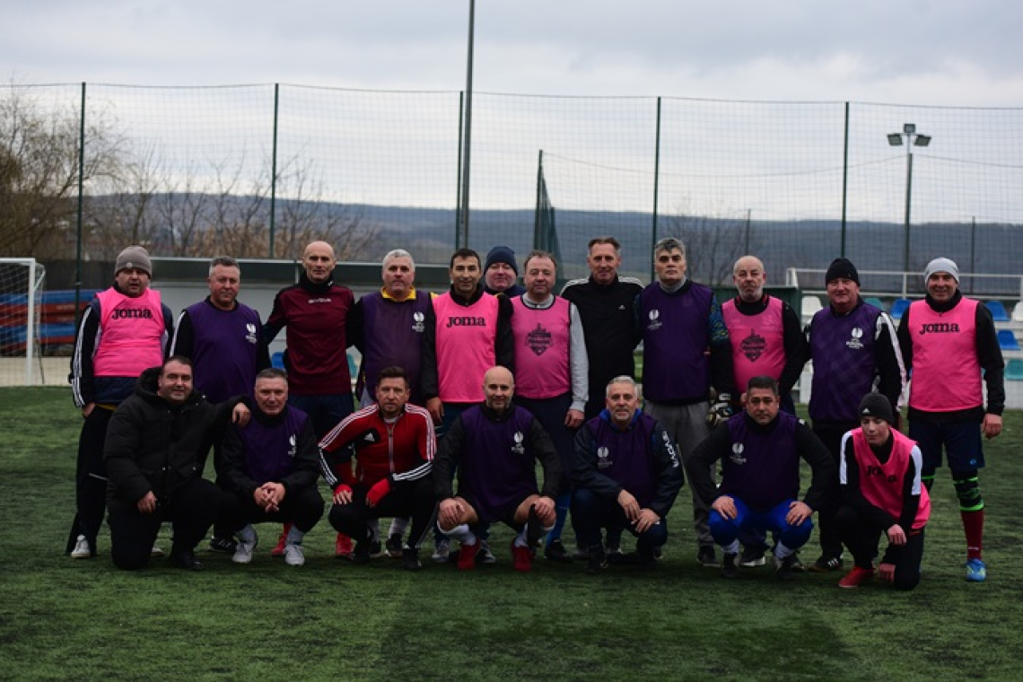 Corneliu Porumboiu a lăsat platoul de filmare pentru terenul de fotbal. Reîntâlnire emoționantă a Generației ’75 de la CSȘ Vaslui