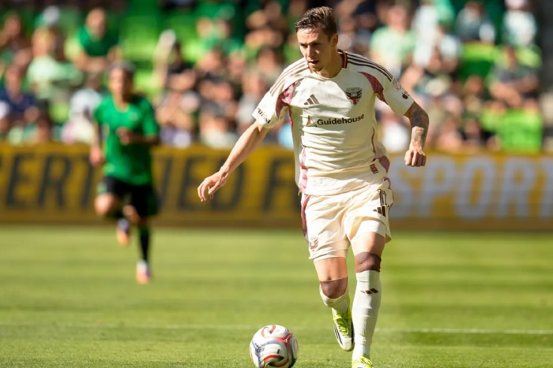 Louis Munteanu, aproape de un gol fabulos din „foarfecă” în fața lui Lionel Messi