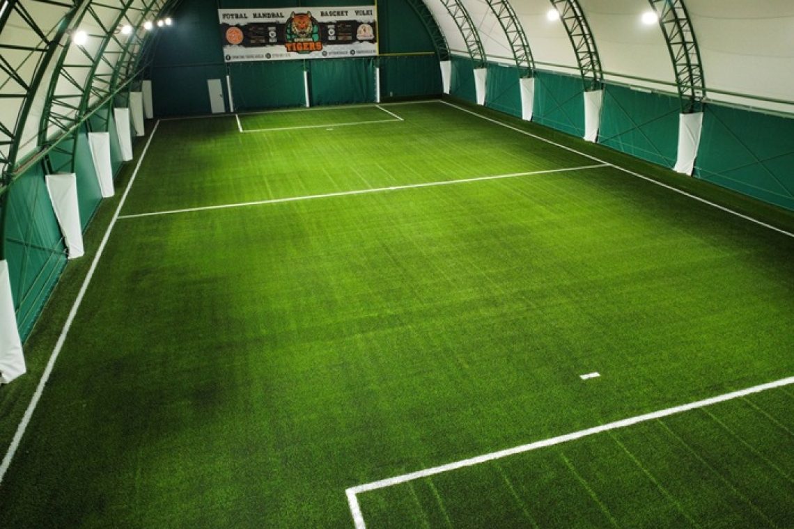 Investiție de peste 200.000 de euro într-un teren de fotbal acoperit va fi inaugurată sâmbătă, 14 martie, la Vaslui