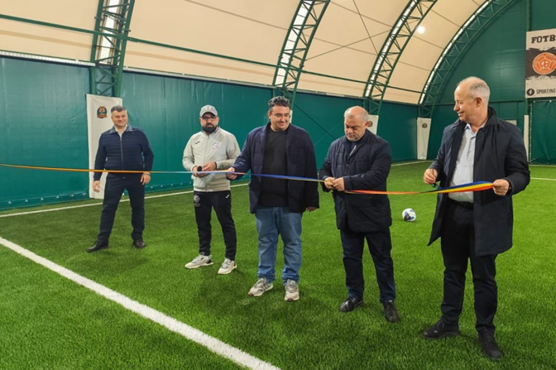 Investiție privată majoră în sportul vasluian: primul teren acoperit de fotbal, deschis la „Tărâmul Tigrilor”