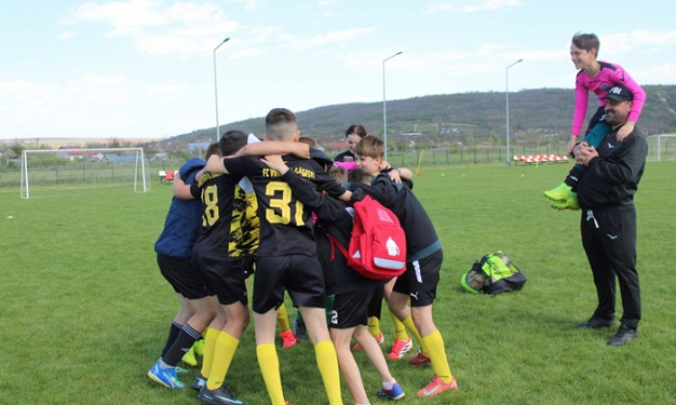 Copiii din Vaslui atacă trofeul! Patru echipe s-au calificat la faza zonală a Cupei Satelor