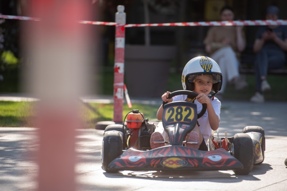 Demonstrație de karting în centrul Vasluiului, cu participarea autorităților locale