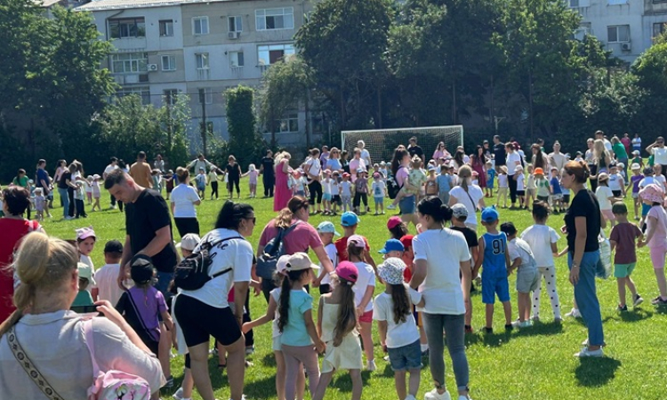 Stadion plin de energie la Huși! Peste 400 de copii au transformat sportul într-o sărbătoare a sănătății