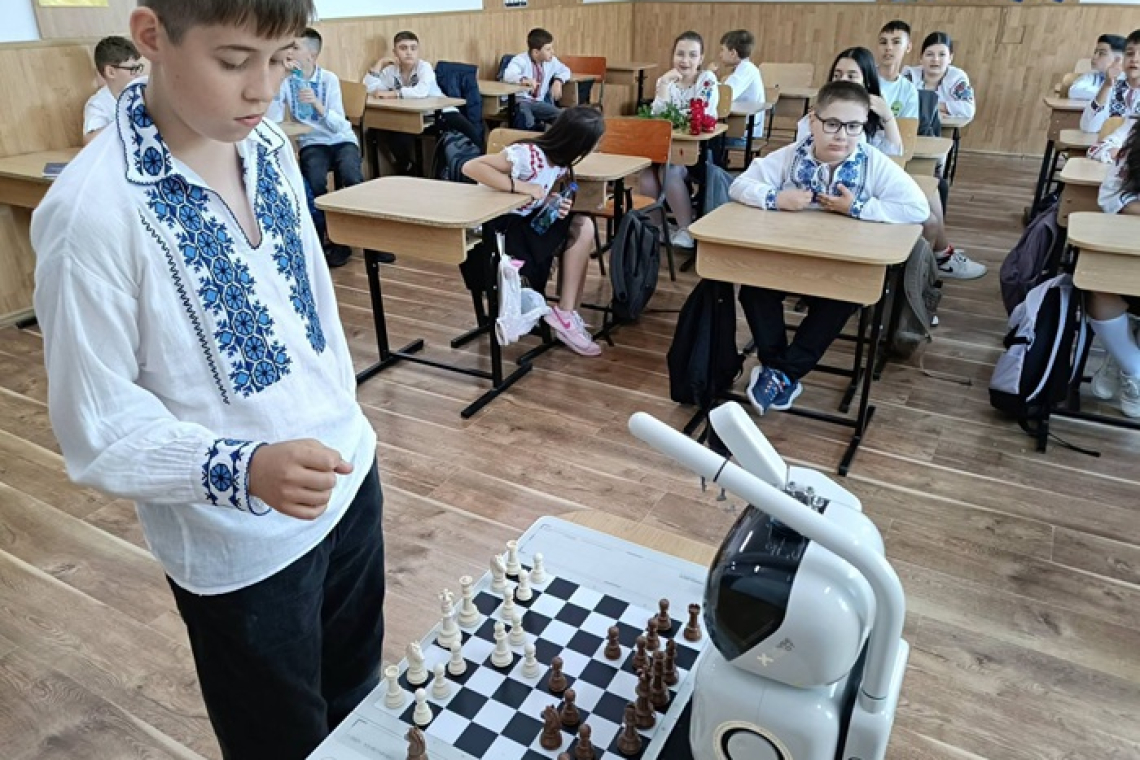 Șah și tehnologie la Huși. Copiii au jucat împotriva unui robot inteligent în cadrul programului „Șah în Școală”