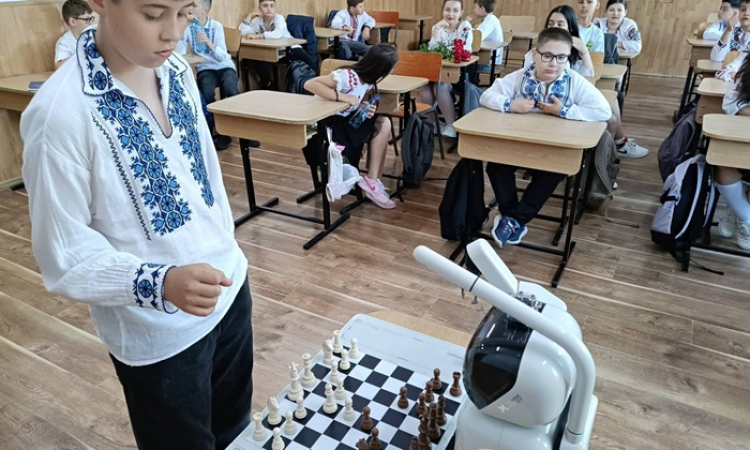 Șah și tehnologie la Huși. Copiii au jucat împotriva unui robot inteligent în cadrul programului „Șah în Școală”