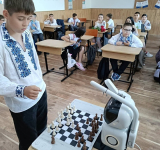 Șah și tehnologie la Huși. Copiii au jucat împotriva unui robot inteligent în cadrul programului „Șah în Școală”