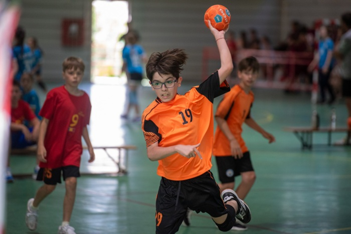 Peste o sută de copii au umplut de energie Sala „Ion Mincu”! Vasluiul a găzduit HANDBAL CUP 2026