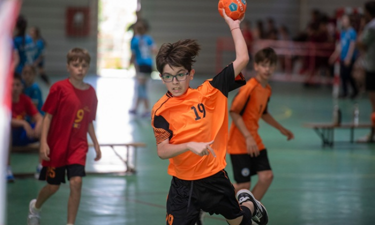 Peste o sută de copii au umplut de energie Sala „Ion Mincu”! Vasluiul a găzduit HANDBAL CUP 2026