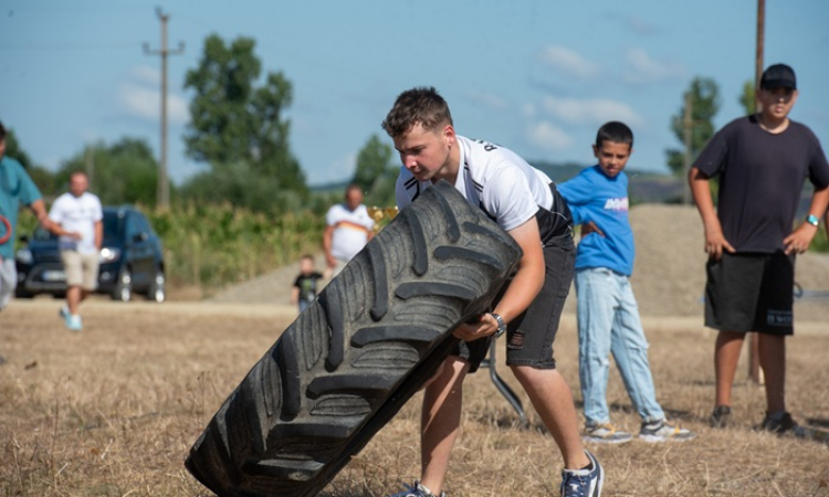 Forță, viteză și distracție la Dragomirești! „Marile Concursuri Tradiționale” au transformat izlazul de la Băbuța într-o adevărată arenă