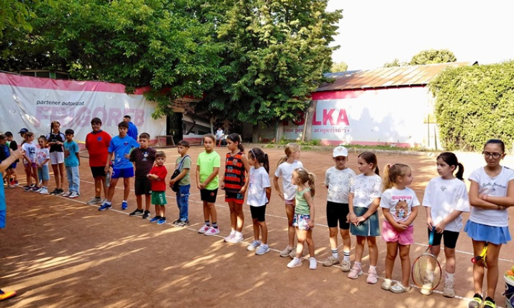 Biserica unde copiii descoperă „sportul alb”! Zeci de mici vasluieni au învățat tenis la Moara Grecilor