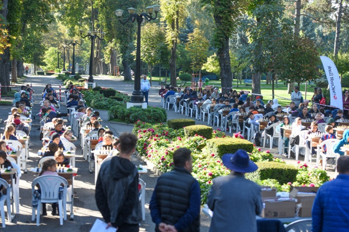 Șahul a adus peste 150 de elevi în Parcul Copou, de Ziua Educației