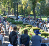 Șahul a adus peste 150 de elevi în Parcul Copou, de Ziua Educației