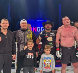 Victorie spectaculoasă pentru vasluianul Daniel Alexandru în K1! L-a învins pe „Pistolarul”, un adversar cu 20 de kilograme mai greu!